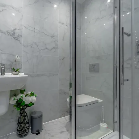 Period Penthouse In Clifton Village Apartment