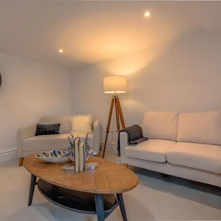 Period Penthouse In Clifton Village Apartmán