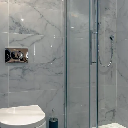 Period Penthouse In Clifton Village *