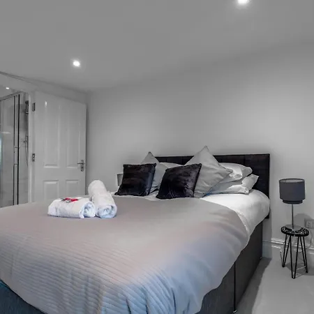 Period Penthouse In Clifton Village Bristol