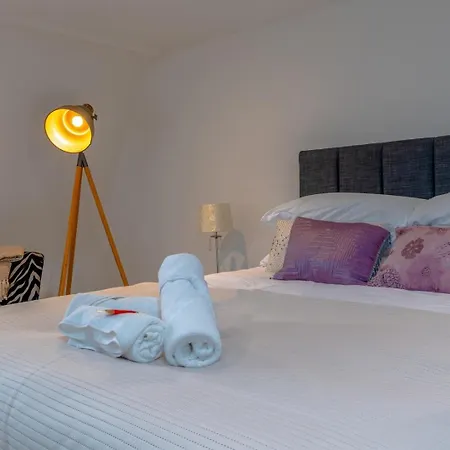 Period Penthouse In Clifton Village * Bristol