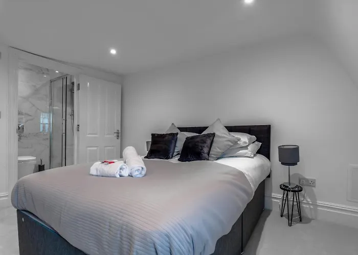 Period Penthouse In Clifton Village Bristol