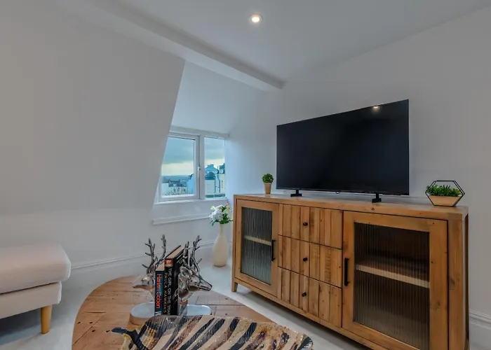 Apartment Period Penthouse In Clifton Village *