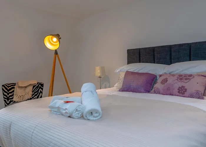 Period Penthouse In Clifton Village * Bristol